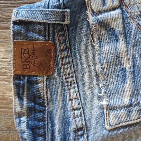 BKE med wash distressed denim jean shorty shorts sz 24 The Buckle style #BKL198 - Picture 4 of 8